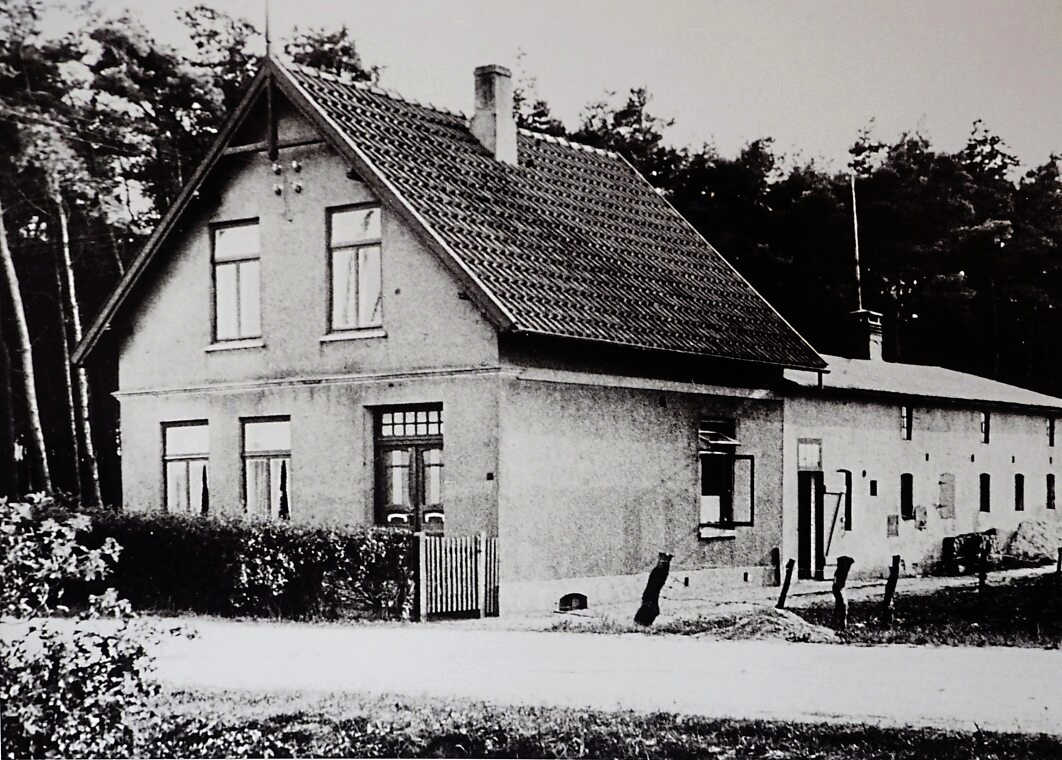 Das historische Foto von 1920 zeigt das Gebäude der heutigen Tischlerei Weers vier Jahre vor der Gründung. 1924 machte sich Johann Peter Carstensen hier als Zimmerer selbstständig. Foto: Familie Weers