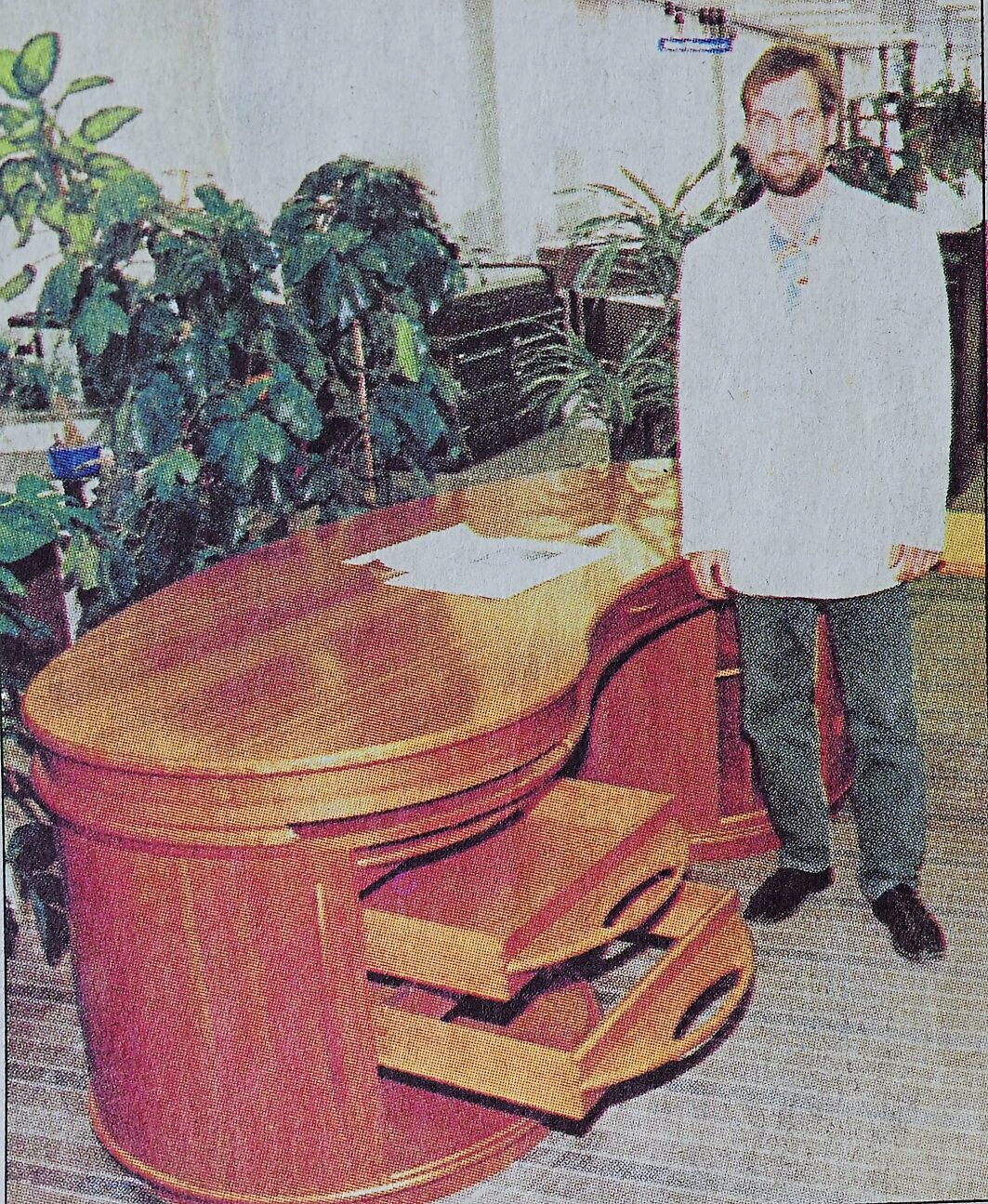 Der frischgebackene Tischlermeister Ralf Weers 1996 mit seinem Meisterstück, einem salonfähigen Schreibtisch. Auch sein Vater und sein Sohn haben zur Meisterprüfung Schreibtische angefertigt - in jeweils aktuellem Design. Foto: Elmshorner Nachrichten
