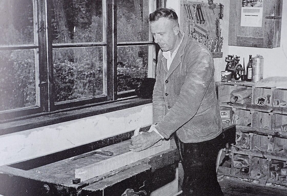 Dieses Bild aus dem Buch „Ortsgeschichte Klein Nordende“ zeigt Bruno Carstensen 1958 in seiner Werkstatt. Foto: Claudius Schütt