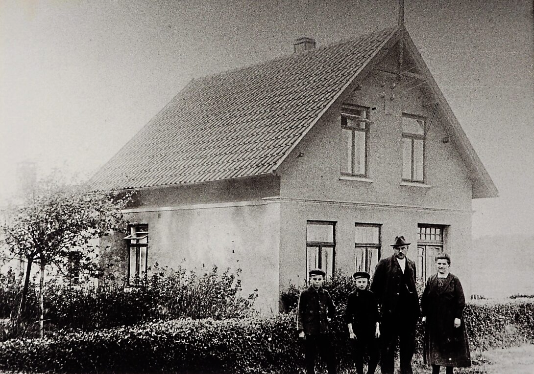 Zimmerer und Firmengründer Johann Peter Carstensen 1925 mit seiner Familie vor der heutigen Tischlerei. Foto: Familie Weers
