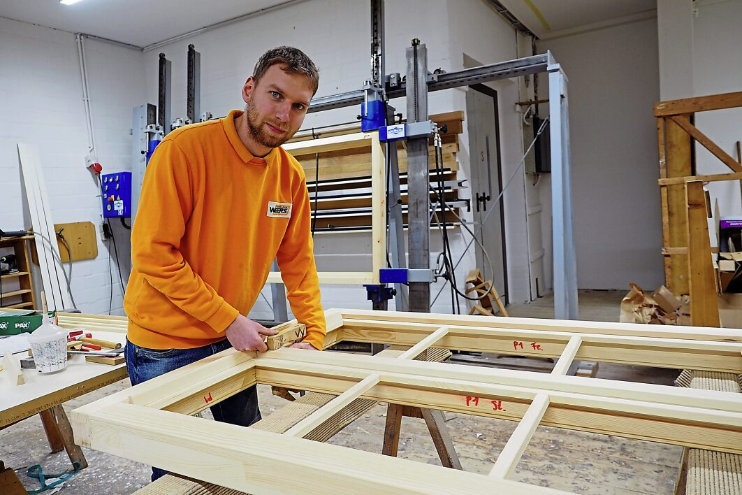 Handwerk mit Liebe zum Detail: Leif Henning Weers beim Anfertigen eines passgenauen Holzfensters.