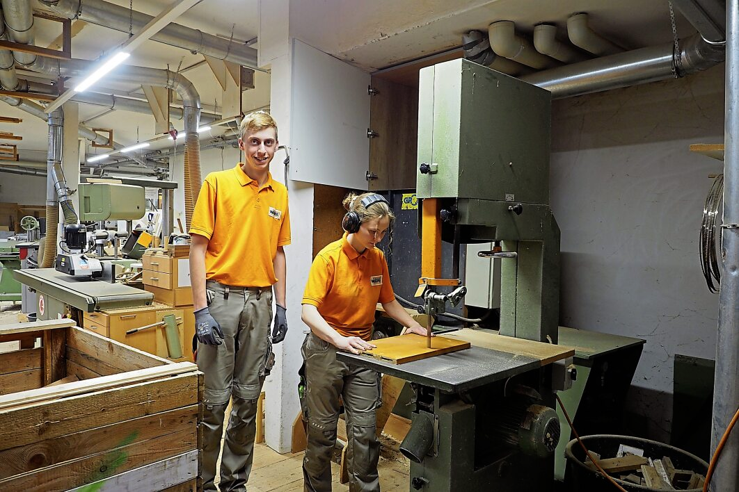 Ausbildung ist und bleibt zentral bei der Tischlerei Weers. Zurzeit lernen hier Bennet Essig und Kaya Schmidt.