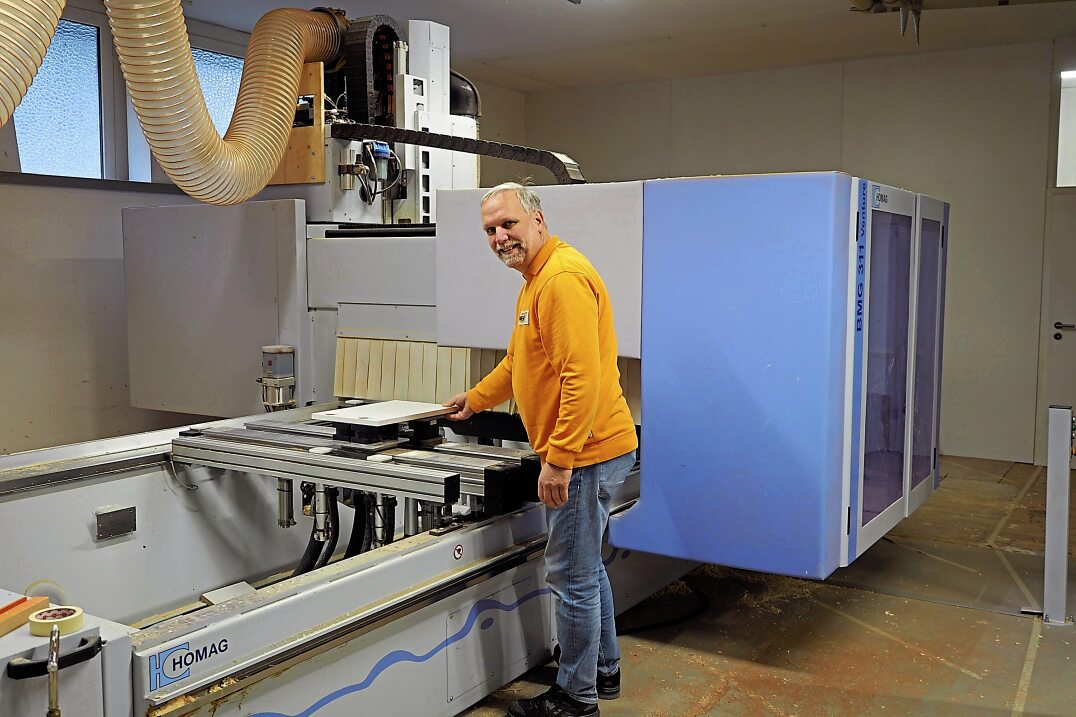 Werkzeug in der Preisklasse eines Einfamilienhauses: Ralf Weers arbeitet an der CNC-Maschine.