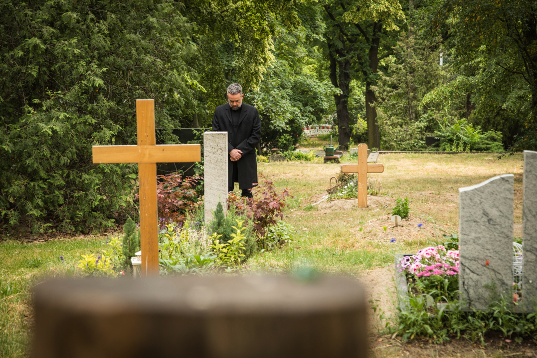 Holzkreuze findet man an Friedhöfen häufig bei noch jungen Gräbern. Oft werden sie mit der Zeit durch ein anderes Grabmal ersetzt. Foto: Christin Klose/dpa-tmn