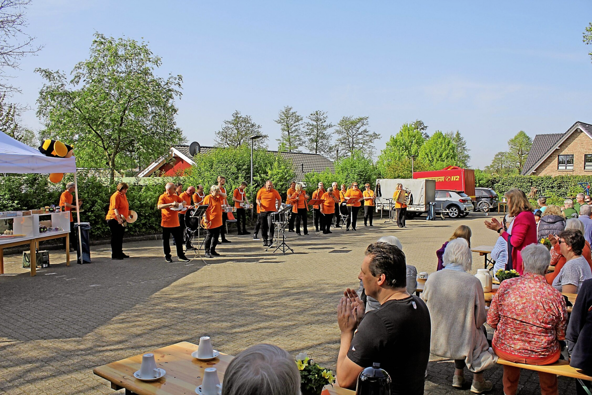 Das Parkplatzfrühstück vom Spielmannszug Klein Nordende am 1. Mai ist immer gut besucht.