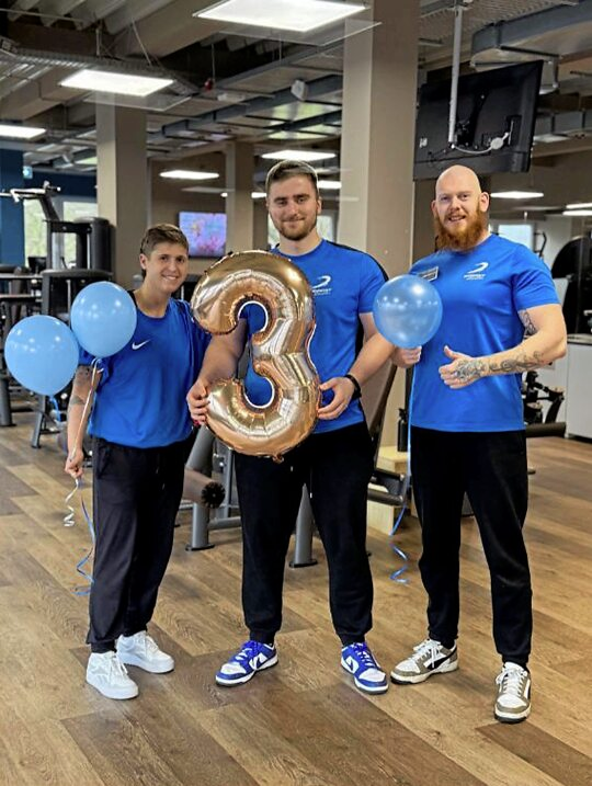Das dreijährige Bestehen wird gefeiert (v.l.): Joanna Rönket, Moritz Stegelmann und Clubleiter Björn Brodersen freuen sich auf den Tag der offenen Tür. Foto: Workout Neumünster