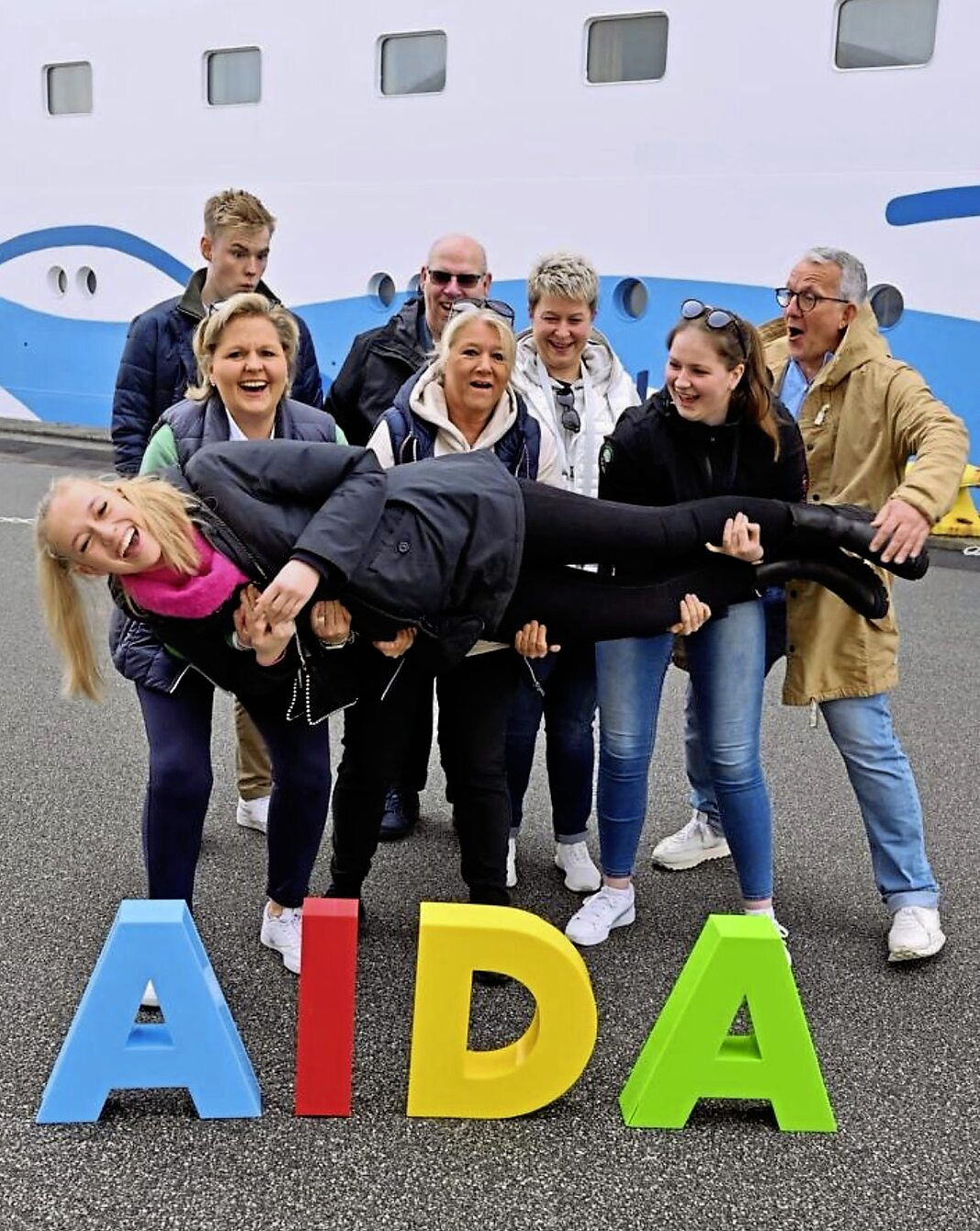 Die Agenturleiter Angela Huckfeldt (links) und Jens Kratzer (rechts) mit ihrem Team tragen Azubis nicht nur während der Firmenevents auf Händen. Foto: Provinzial