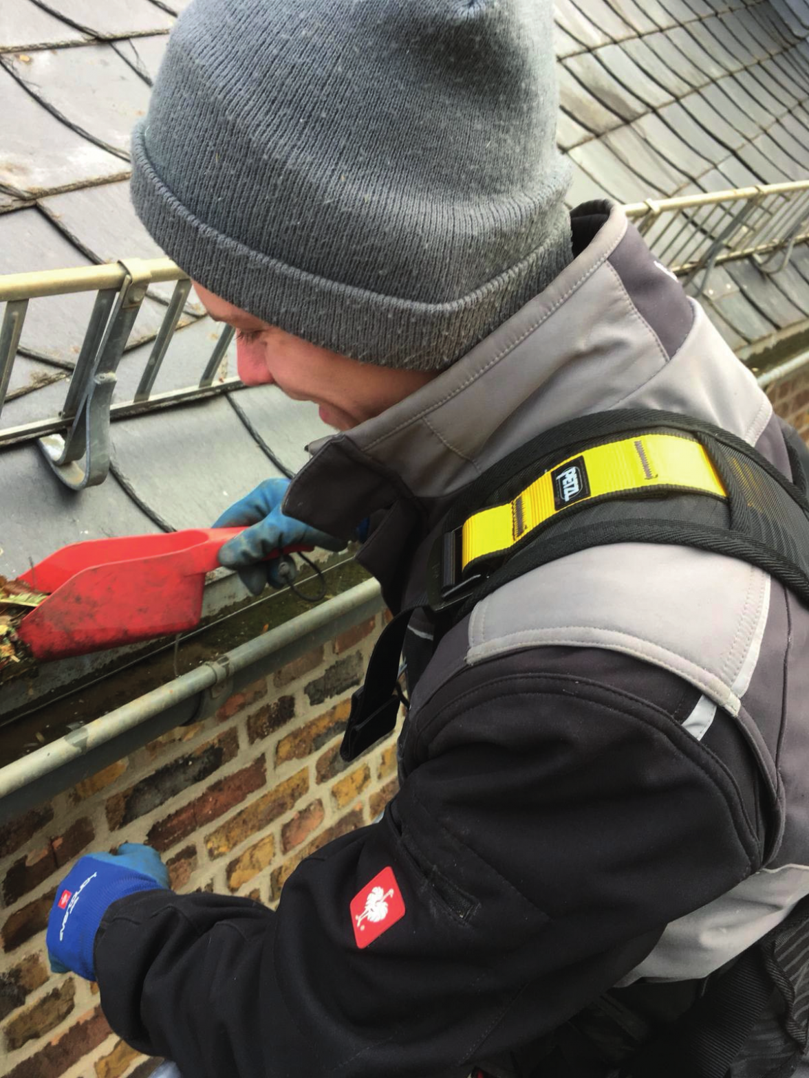 Bei einem Wartungsvertrag können bestimmte Leistungen und Reparaturen beim DachCheck integriert werden. Foto: ZVDH/akz-o
