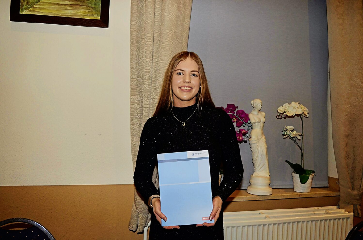 Sarah David bestand als einzige Frau die Gesellenprüfung zur Kfz-Mechatronikerin.