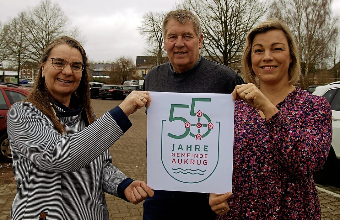55 Jahre Gemeinde Aukrug: Petra Dau (links), Bürgermeister Jochen Rehder und Nanette Bohne vom Organisationsteam freuen sich auf Jubiläumsprogramm.