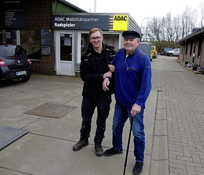 Marlon Timm (l.) wird noch in diesem Jahr die Freie Tankstelle von seinem Großvater Richard Radspieler übernehmen.