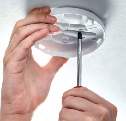 Rauchmelder sollten mit Dübeln und Schrauben mittig an der Zimmerdecke befestigt werden. FOTO: EI ELECTRONICS/AKZ-O
