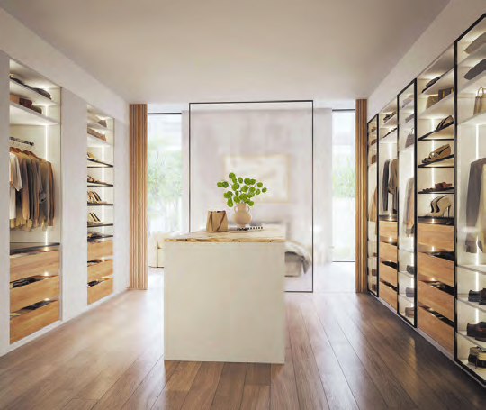 Im Ankleidezimmer lassen sich Kleidung, aber auch Schuhe, Schmuck oder Handtaschen ansprechend präsentieren und griffbereit verstauen. FOTO: ROTPUNKT