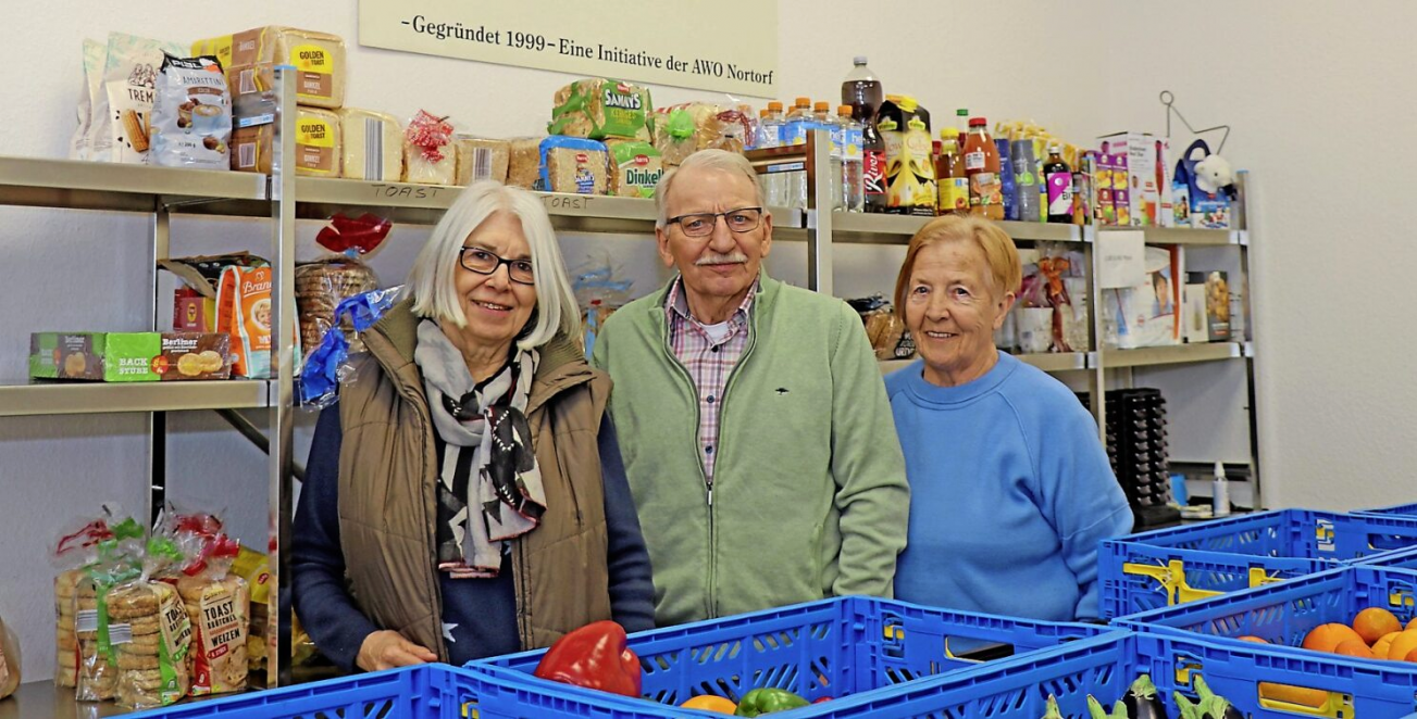 Ehrenamtlich für die Nortorfer Tafel tätig: Renate Kohn, Alfred Tiesler und Heidi Wieck (von links). Foto: Dorfer
