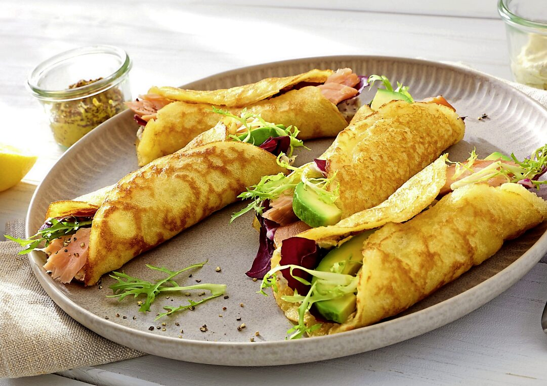 Mit einem Pancake-Mix lassen sich im Handumdrehen leckere Pfannkuchen mit Lachs und Avocado zaubern.