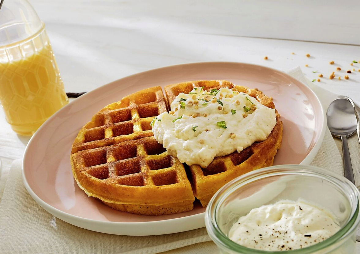 Für Naschkatzen gibt es Waffeln mit Eierlikör-Sahne.