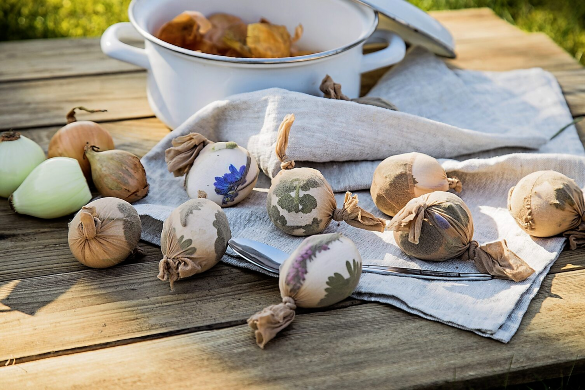 Wer Ostereier mit natürlichen Mustern verzieren möchte, kann sie mit Blüten, Blättern und Zwiebelschalen färben.