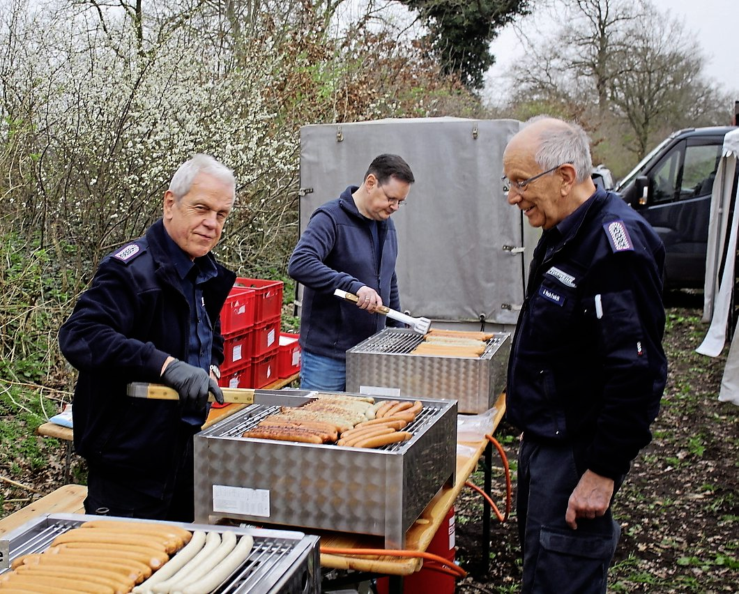 Reiner Koch (von links), Mario Boltze und Jürgen Huckfeldt hatten im letzten Jahr beim Grillen alle Hände voll zu tun.