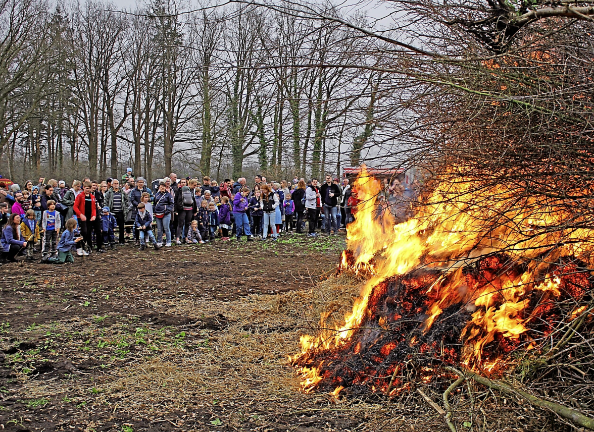 Wenn die Flammen am Finkhörn lodern, wird der Andrang beim Familien-Osterfeuer in Klein Nordende wieder groß sein. Fotos: Peter Warncke