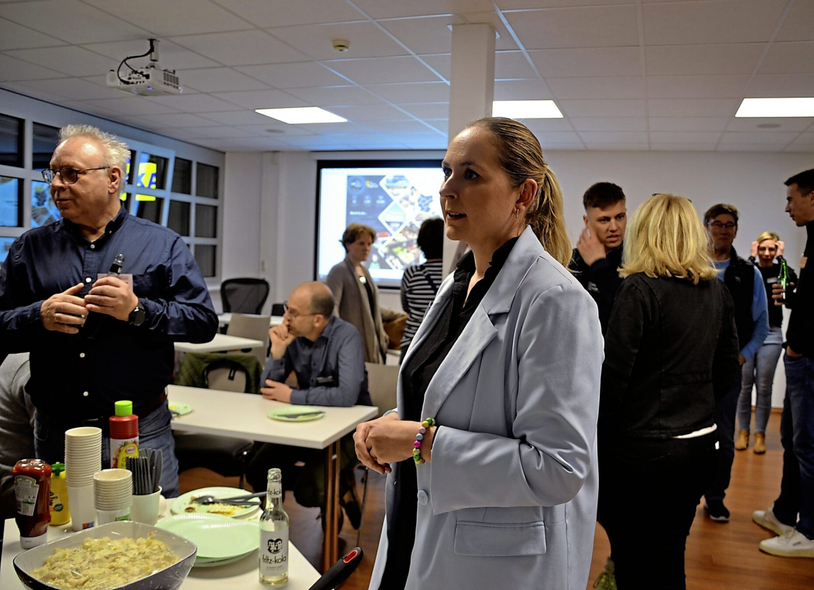 Doppelt engagiert, doppelt gefragt: Saskia Sczesny nimmt als Gastgeberin und GI-Vorstandsmitglied alle Fäden in die Hand - während um sie herum beim Come-Together das Netzwerken beginnt.