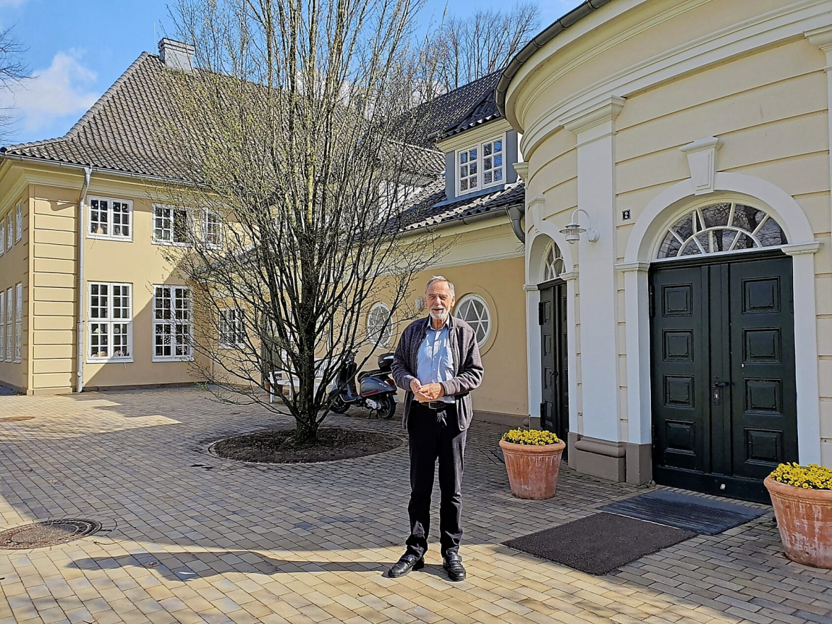 Henning Möbius vor dem Volkshaus Tungendorf. Foto: Heike Norda