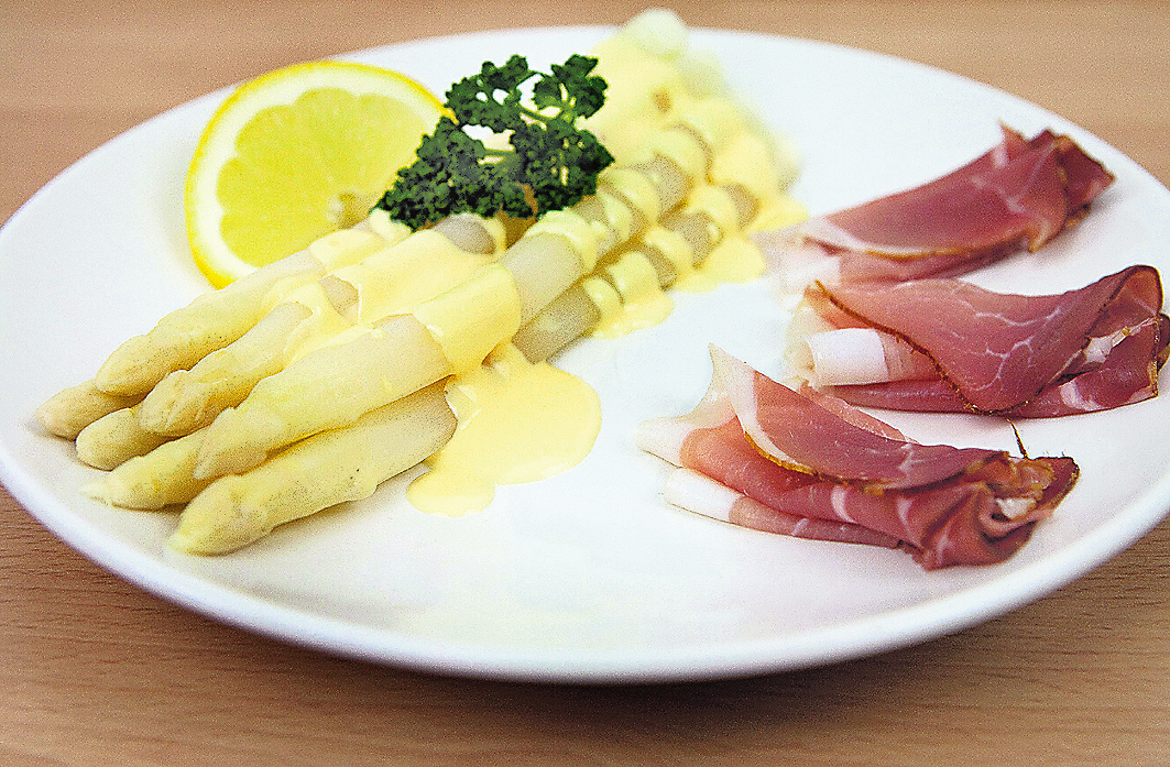 Sauce Hollandaise und Schinken: Das sind die klassischen Begleiter von weißem Spargel. Foto: dpa/tmn