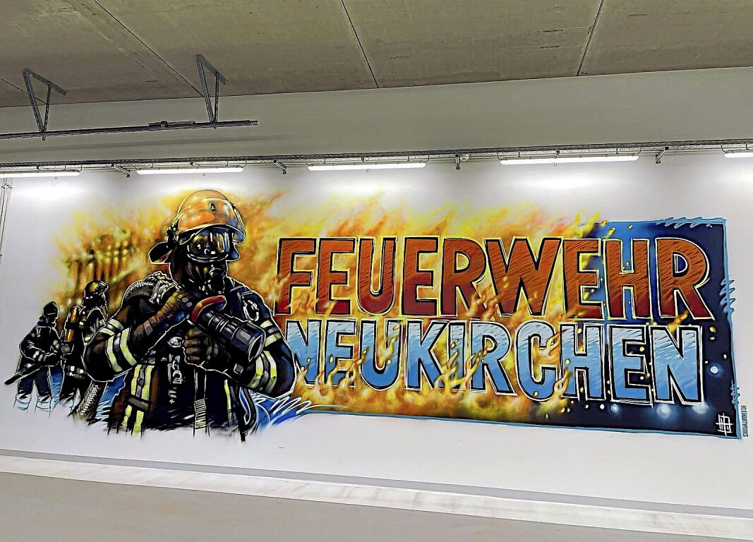 Ein echter Hingucker von Holger Klein Artworks Flensburg ziert die Wand im neuen Feuerwehrgerätehaus. Foto: FF Neukirchen