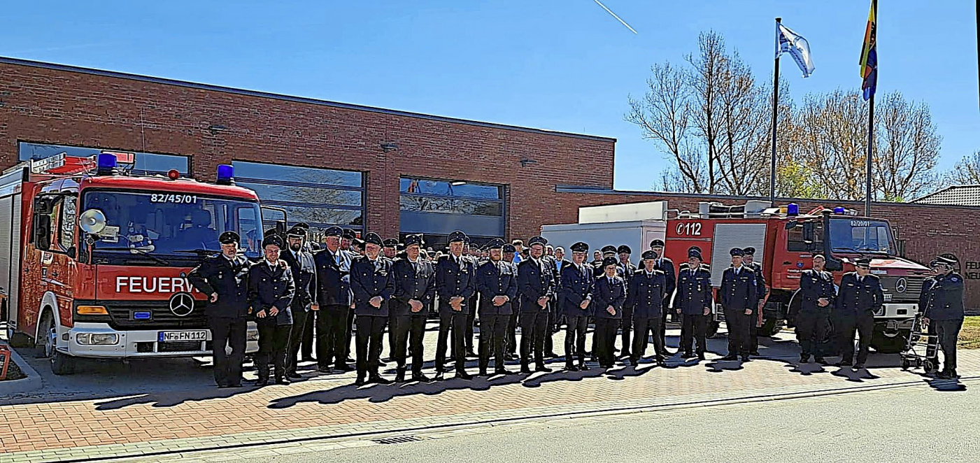 Der Umzug ist vollzogen: Im Rahmen der offiziellen Einweihung wurden die zwei Fahrzeuge der FF Neukirchen feierlich zum neuen Gerätehaus gebracht. Foto: FF Neukirchen