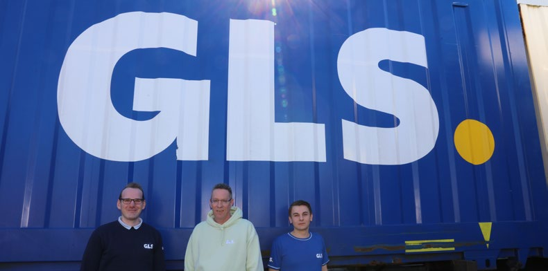 Marc-André Schümann (von links), Operations Manager, Depot Manager Sascha Burow, und Transport Manager Lukas Füssel bewegen mit ihrem Team in Tornesch rund 35.000 Pakete pro Tag. Foto: Bastian Fröhlig