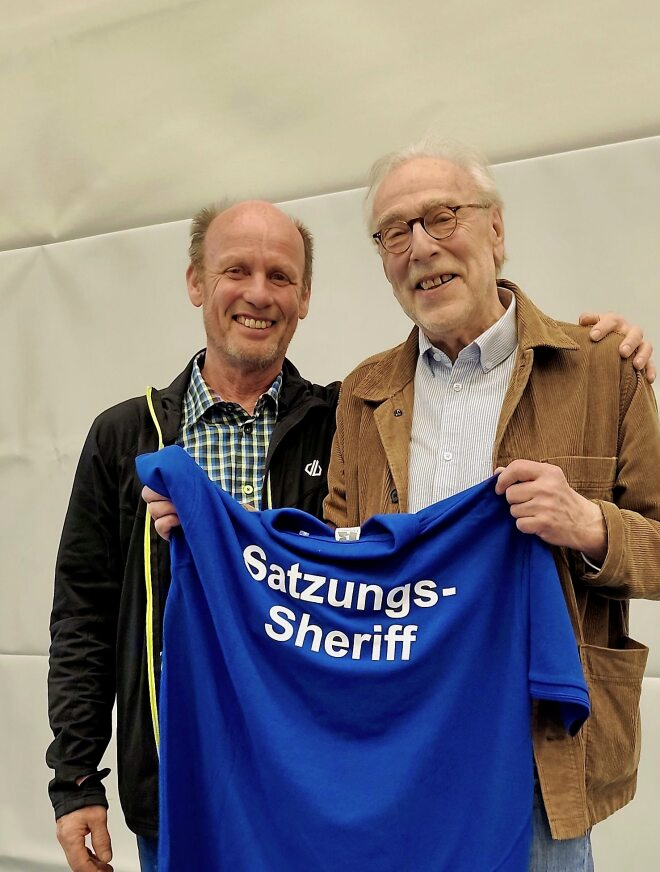 Stefan Heesch (links) verabschiedet Volkmar Zimmermann. Foto: EMTV