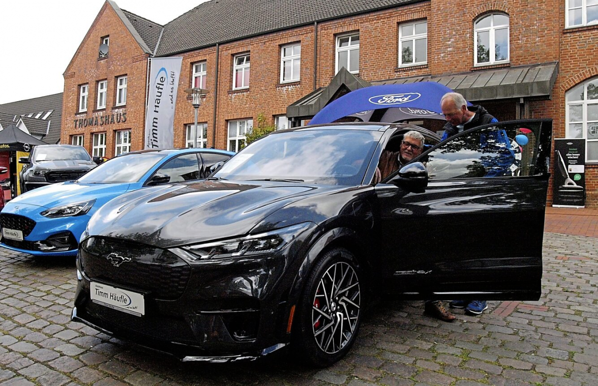 Automeile: Vor dem Thomashaus präsentieren sich drei Hohenwestedter Autohäuser.