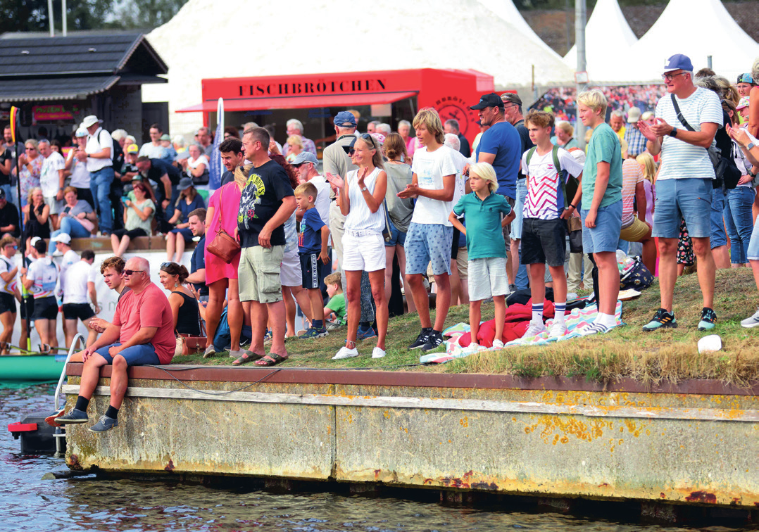 Kurz vor dem Zieleinlauf: Am Kreishafen in Rendsburg werden die Achter von den Menschenmassen angefeuert. FOTO: MICHAEL STAUDT