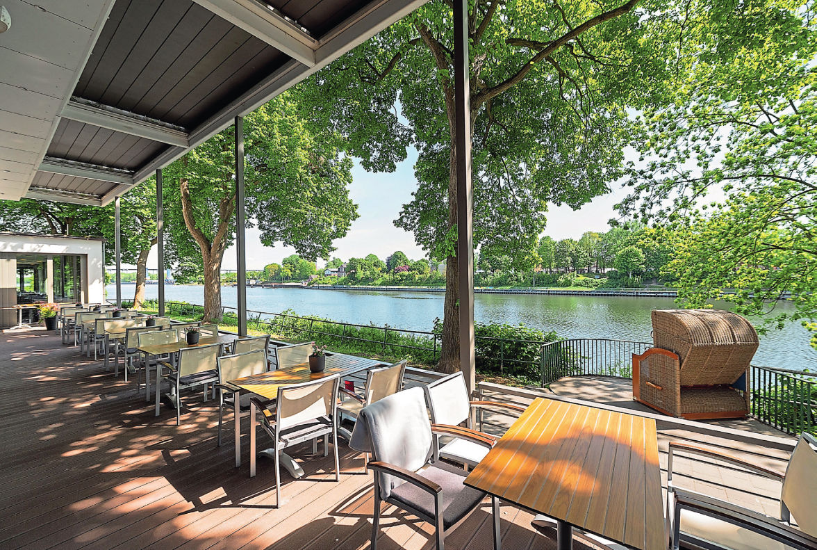 Das Hotel Conventgarten in Rendsburg bietet seinen Besuchern nicht nur aus den Zimmern den Kanalblick an, sondern auch von der Terrasse des Restaurants.