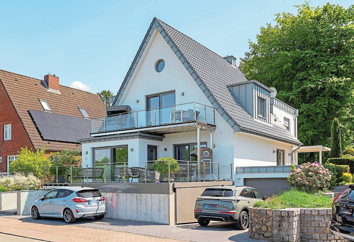 Im Obergeschoss des Einfamilienhauses in Westerrönfeld liegt die Ferienwohnung „Kanalsuite“. Vom Balkon aus können die Schiffe beobachtet werden.