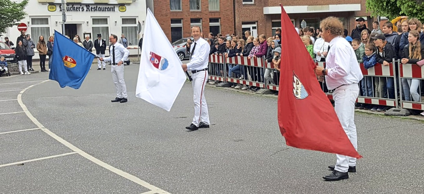 Ein Hingucker: das historische Fahnenschwenken.