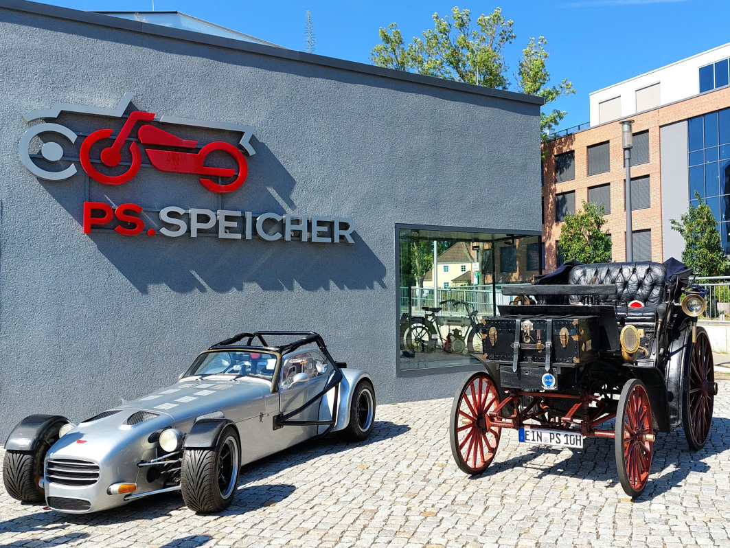 Bei den Oldtimertagen in Einbeck können wieder zahlreiche “Schätzchen“ bewundert werden. Foto: djd/Deutsche Fachwerk Straße/Donkervoort