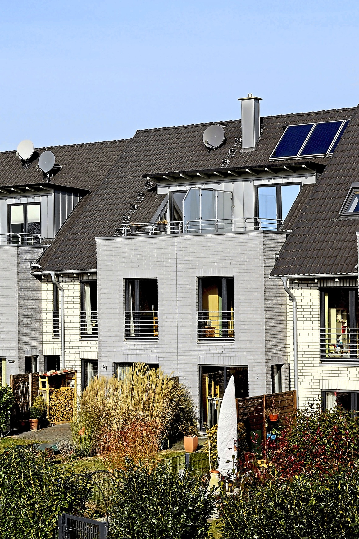 Bei der Planung eines Eigenheims sollten sich Bauherren in spe frühzeitig umfassend informieren und die Angebote unabhängiger Verbraucherschützer nutzen. Foto: DJD/Bauherren-Schutzbund/Getty Images/acilo