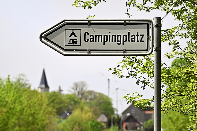 Campingplatz oder lieber im Freien? Achten Sie immer darauf, an Ihrem ausgesuchten Ort auch wirklich stehen zu dürfen. Foto: dpa/Soeren Stache