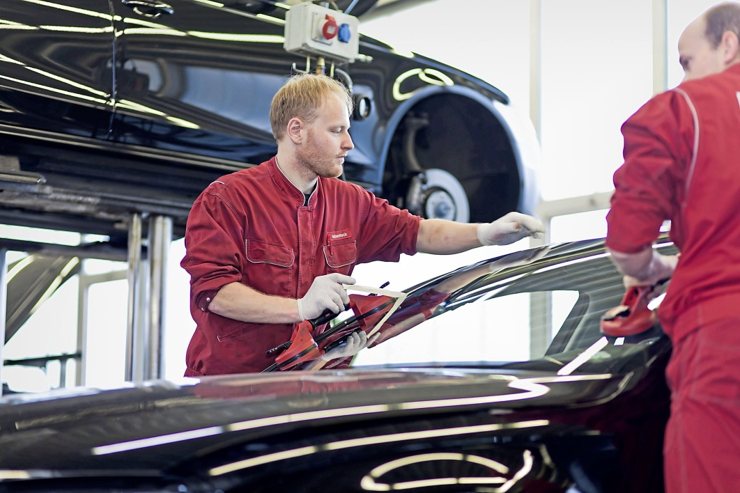 Die Reparatur von Glasschäden sollte in die Hände eines Kfz-Meisterbetriebs gelegt werden, da bei modernen Pkws nach einem Scheibentausch auch Assistenzsysteme neu kalibriert werden müssen. Foto: DJD/Wirtschaftsgesellschaft des Kraftfahrzeuggewerbes/Timo Volz