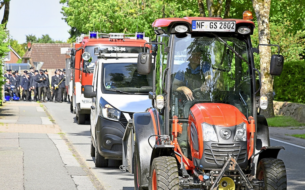 Angeführt von den Fahrzeugen des Bauhofes zog auch die Freiwillige Feuerwehr in ihr neues Feuerwehrgerätehaus um.