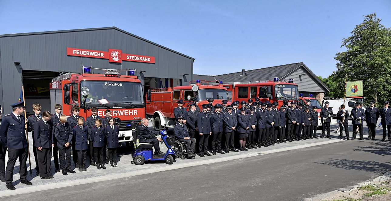 Angetreten zur Schlüsselübergabe, die Freiwillige Feuerwehr Stedesand.