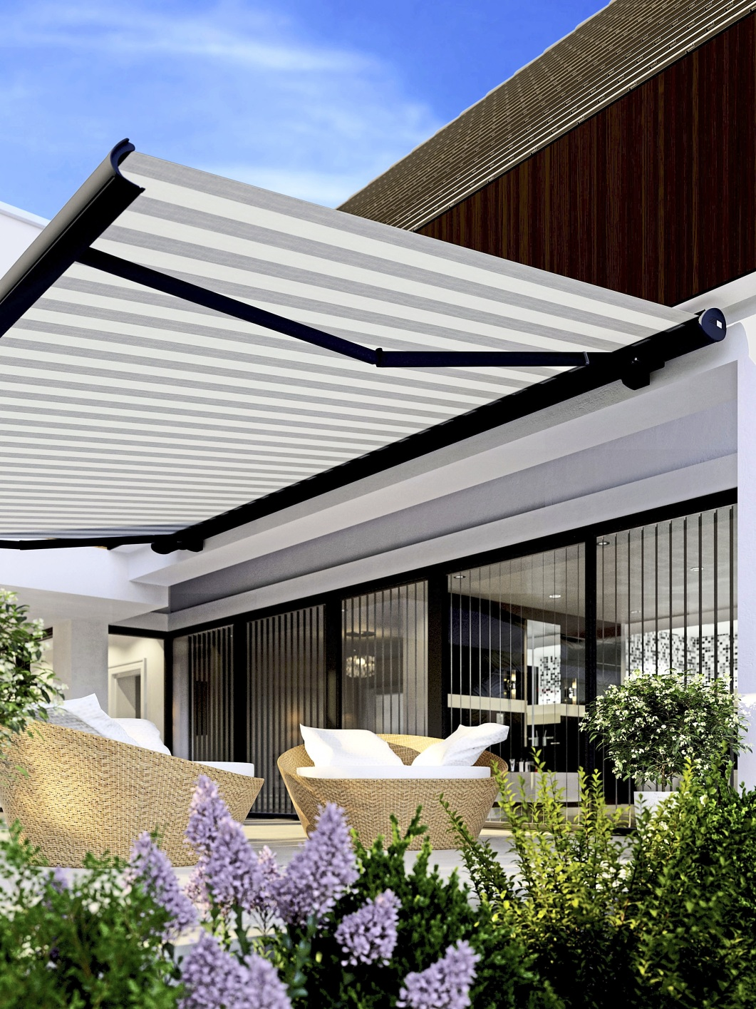 Zum Terrassensommer gehört eine Markise. Ihre Tuchfläche sollte größer als die gewünschte Schattenfläche geplant werden, damit sie Schutz vor schräg einfallenden Sonnenstrahlen bietet. Foto: DJD/www.lewens.de