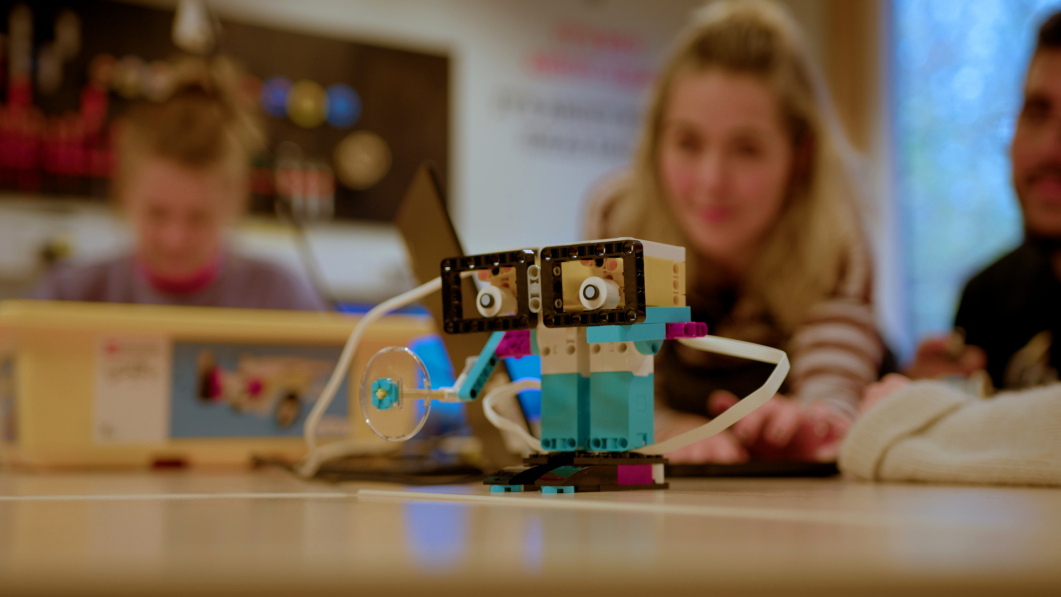 Robotik-Workshop mit Schülern im DLC-Lernort Flensburg.