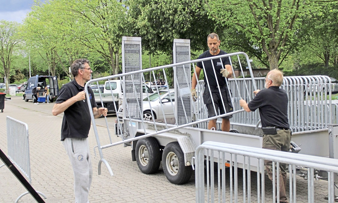 Aufbau am Morgen auf den Malzmüllerwiesen: Viele Helfer sind bei Itzebasket wieder gefragt.