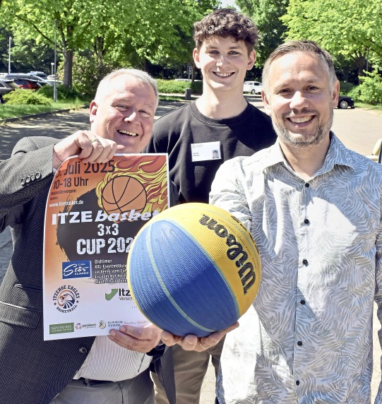 Vorfreude bei (v. I.) Thiess Johannssen (Itzehoer Versicherungen), Henrik Alberts (Klinikum Itzehoe) und Julian van Delen (Novitas BKK). Foto: Ehrich