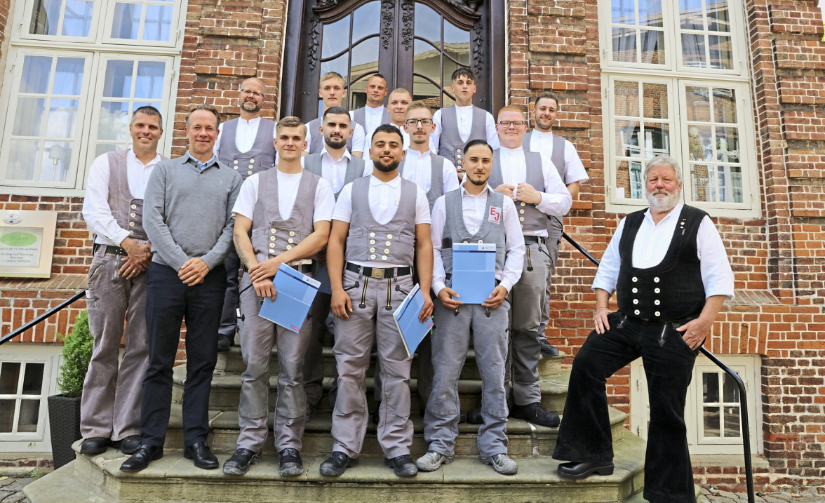 Sie haben ihre Ausbildung zum Maurer erfolgreich abgeschlossen. Foto: Bastian Fröhlig