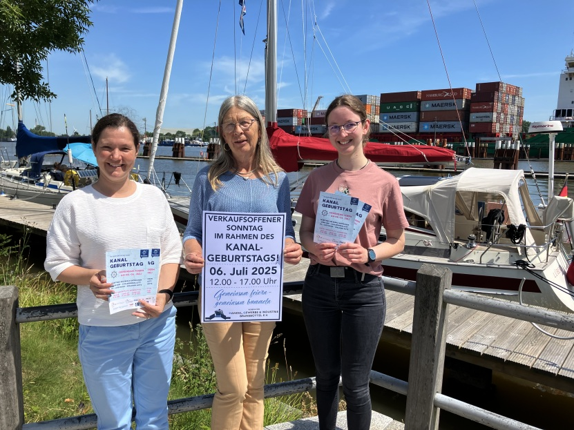Bettina Jebens vom Verein für Handel, Gewerbe und Industrie (Mitte) sowie Nina Uitz (v.l.) und Merle Kordlewska vom Stadtmarketing freuen sich auf zahlreiche Veranstaltungsbesucher. Foto: Hanssen