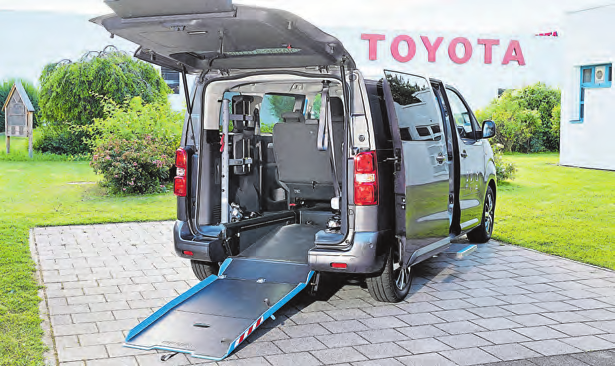 Der Toyota Proace Verso Mobil ist ab Werk mit einer Rampe für Rollstuhlfahrer ausgestattet. Fotos: Toyota, Regio Klinik (3); Pormezz /stock.adobe.com
