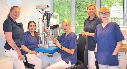Dr. med. Antonia Tschakaloff gemeinsam mit ihrem Team. Foto: VAMED/Maike Marckwordt, Natascha Thölen