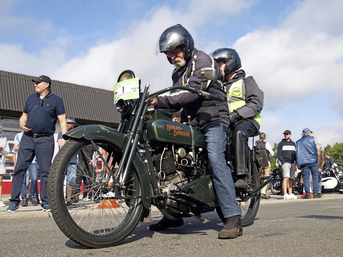 Stammgäste bei der AC-Rallye: Die Harley Davidson, die Ulrik und Else-Marie Ibsen aus Dänemark mitbringen, ist genau 100 Jahre alt.